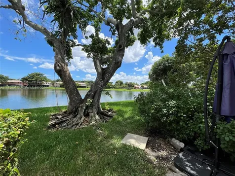 10524 NW 6th Street Pembroke Pines FL 33026