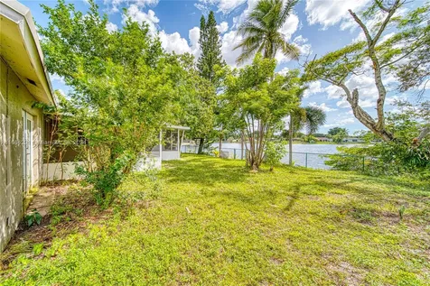 1211 NW 96th Terrace Pembroke Pines FL 33024