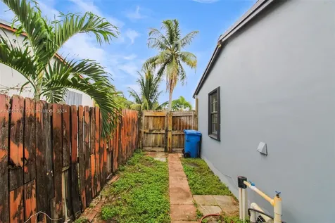 4031 NW 8th Terrace Oakland Park FL 33309