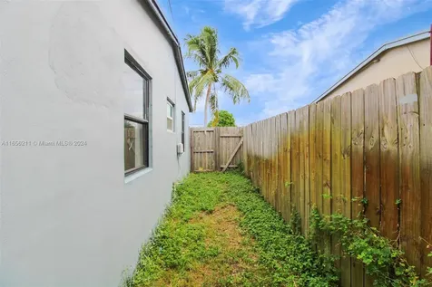 4031 NW 8th Terrace Oakland Park FL 33309