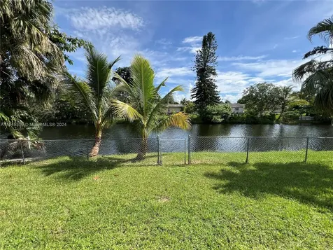 7614 SW 8th Court North Lauderdale FL 33068