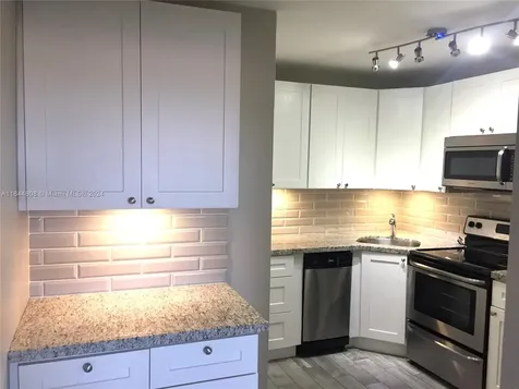 3075 NW 7th Street Miami FL 33125