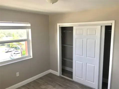 3075 NW 7th Street Miami FL 33125