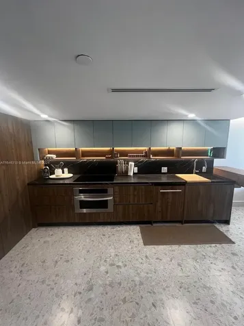2555 Collins Avenue Miami Beach FL 33140