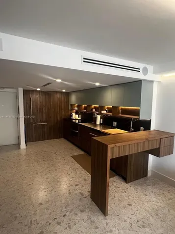 2555 Collins Avenue Miami Beach FL 33140