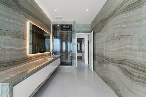 17901 Collins Sunny Isles Beach FL 33160