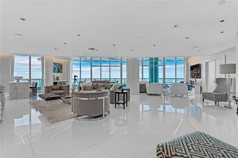 900 Biscayne Boulevard Miami FL 33132