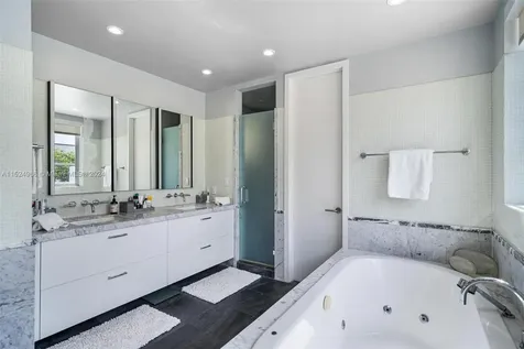 6020 Aqua Path Miami Beach FL 33141