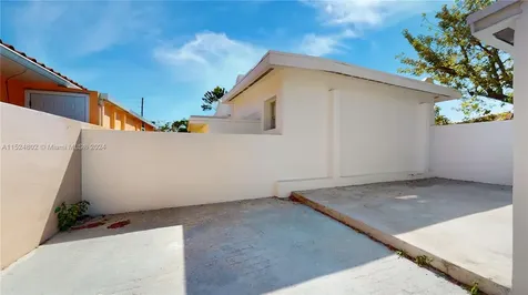 2915 SW 24 Te Miami FL 33145