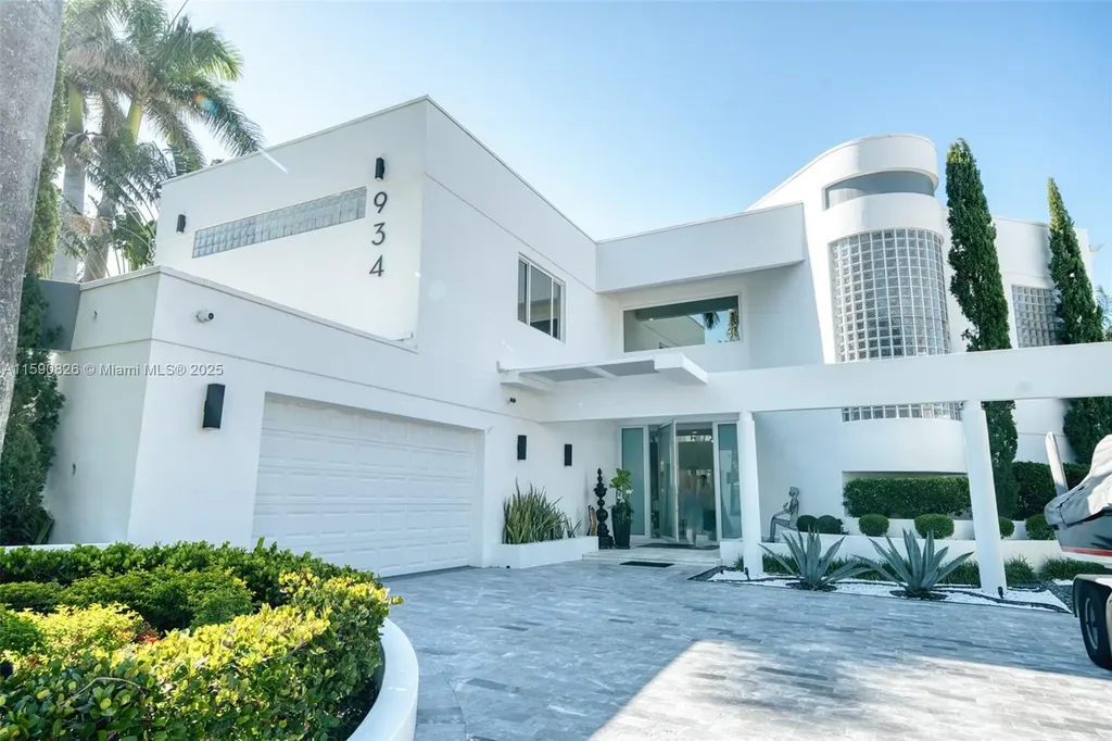 934 S Southlake Drive Hollywood FL 33019