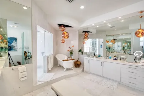 934 S Southlake Drive Hollywood FL 33019