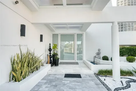 934 S Southlake Drive Hollywood FL 33019