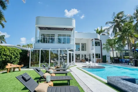 934 S Southlake Drive Hollywood FL 33019