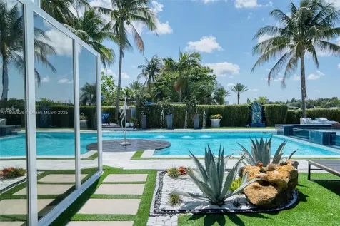 934 S Southlake Drive Hollywood FL 33019