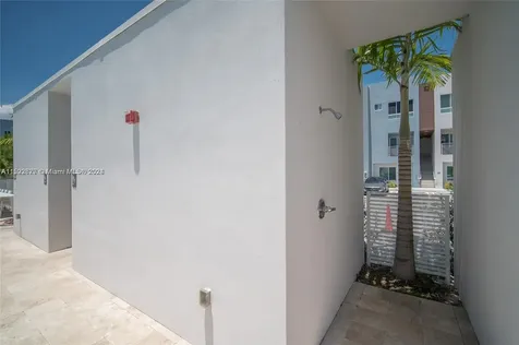 2561 NE 193rd Street Miami FL 33180