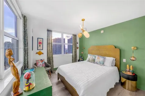 31 SE 5th Street Miami FL 33131