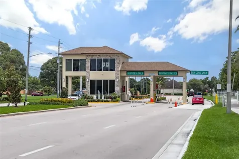 1400 SW 131st Way Pembroke Pines FL 33027