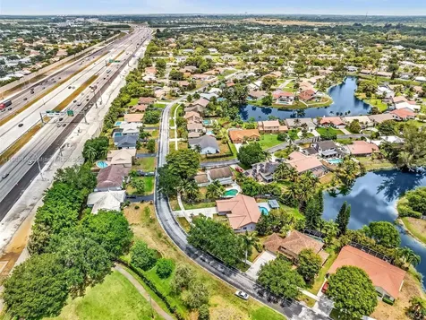 5600 Knighthurst Way Davie FL 33331