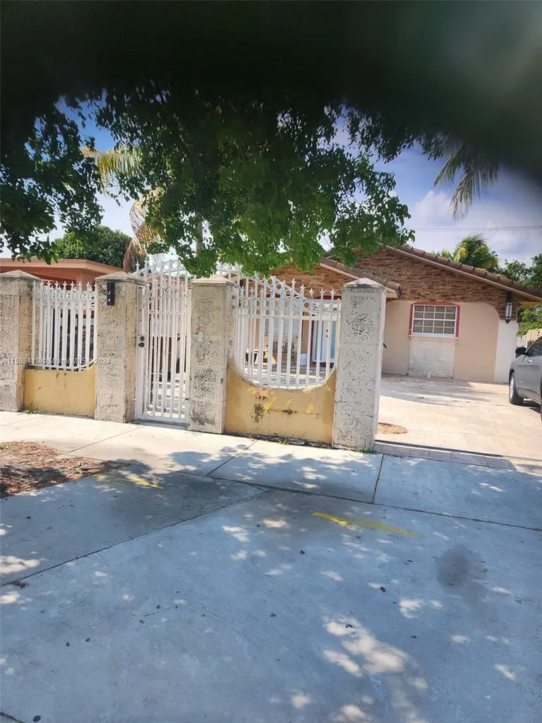 827 E 27th Street Hialeah FL 33013