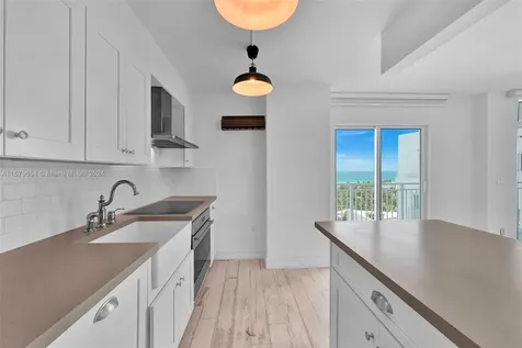 7600 Collins Avenue Miami Beach FL 33141