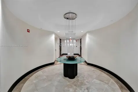 7600 Collins Avenue Miami Beach FL 33141