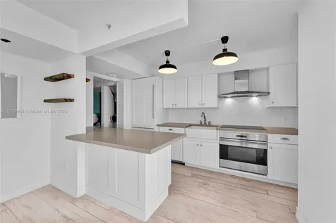 7600 Collins Avenue Miami Beach FL 33141