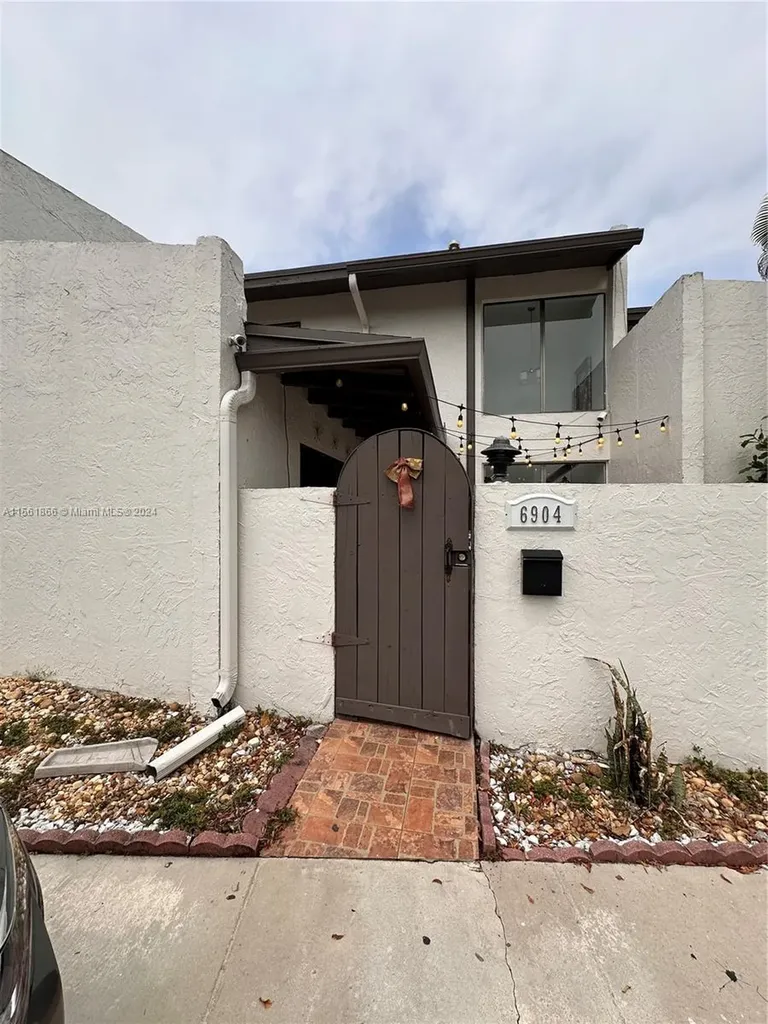 6904 SW 109th Place Miami FL 33173