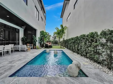 8151 NW 48th Terrace Doral FL 33166