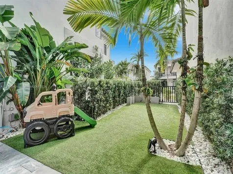8151 NW 48th Terrace Doral FL 33166