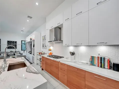 8151 NW 48th Terrace Doral FL 33166
