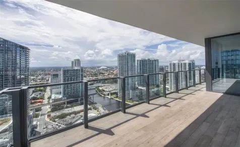 68 SE 6th Street Miami FL 33131