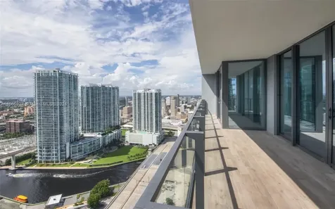 68 SE 6th Street Miami FL 33131