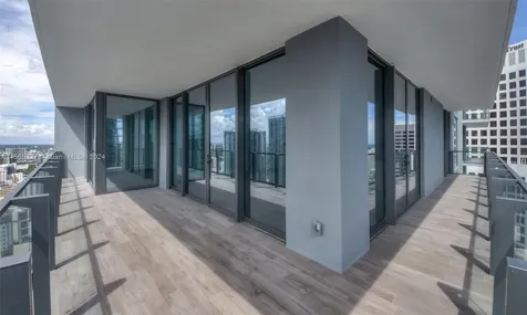68 SE 6th Street Miami FL 33131