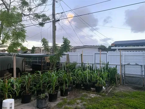 662 E 21st Street Hialeah FL 33013