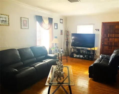662 E 21st Street Hialeah FL 33013