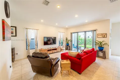 3323 W 96th Place Hialeah FL 33018