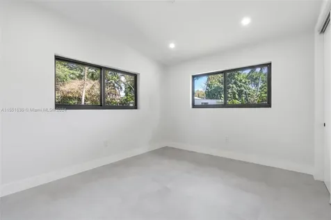 359 NE 158th Street Miami FL 33162