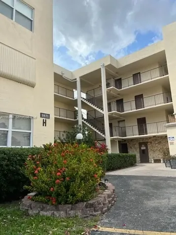 2871 Somerset Drive Lauderdale Lakes FL 33311