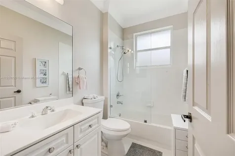 1611 Victoria Pointe Lane Weston FL 33327