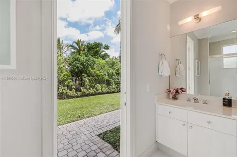 1611 Victoria Pointe Lane Weston FL 33327