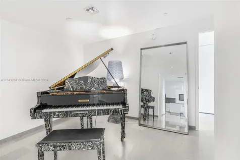 68 SE 6th Street Miami FL 33131