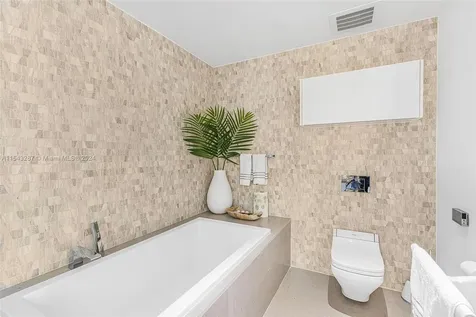68 SE 6th Street Miami FL 33131