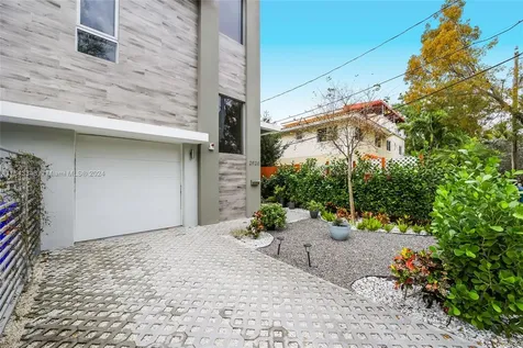 2920 SW 33rd Court Miami FL 33133