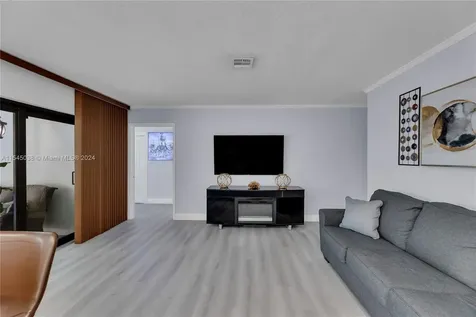 261 El Dorado Parkway Plantation FL 33317