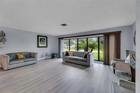 261 El Dorado Parkway Plantation FL 33317