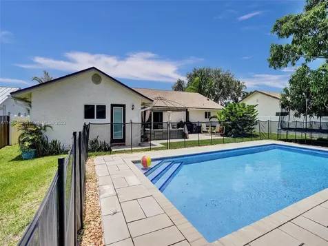 8241 SW 27th Place Davie FL 33328