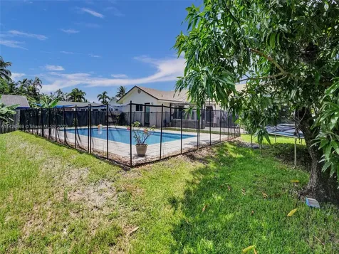 8241 SW 27th Place Davie FL 33328