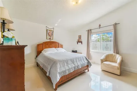 2784 W 70th Street Hialeah FL 33016