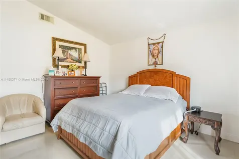 2784 W 70th Street Hialeah FL 33016