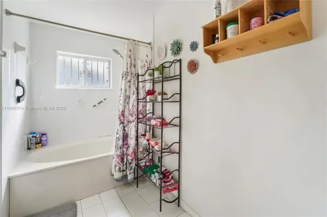 2784 W 70th Street Hialeah FL 33016